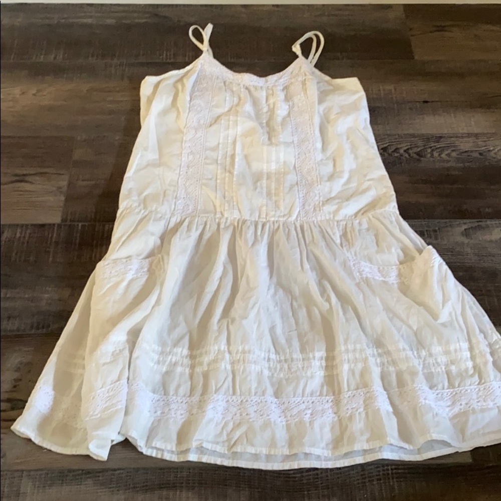 white loose dress